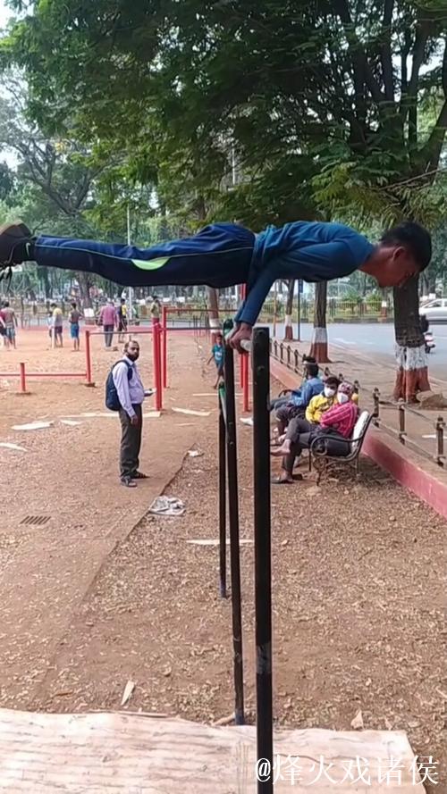 年轻人在单杠上的绝佳表演 年轻人在单杠上的绝佳表演