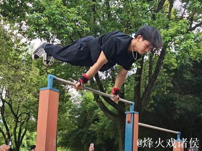 年轻人在单杠上的绝佳表演 年轻人在单杠上的绝佳表演